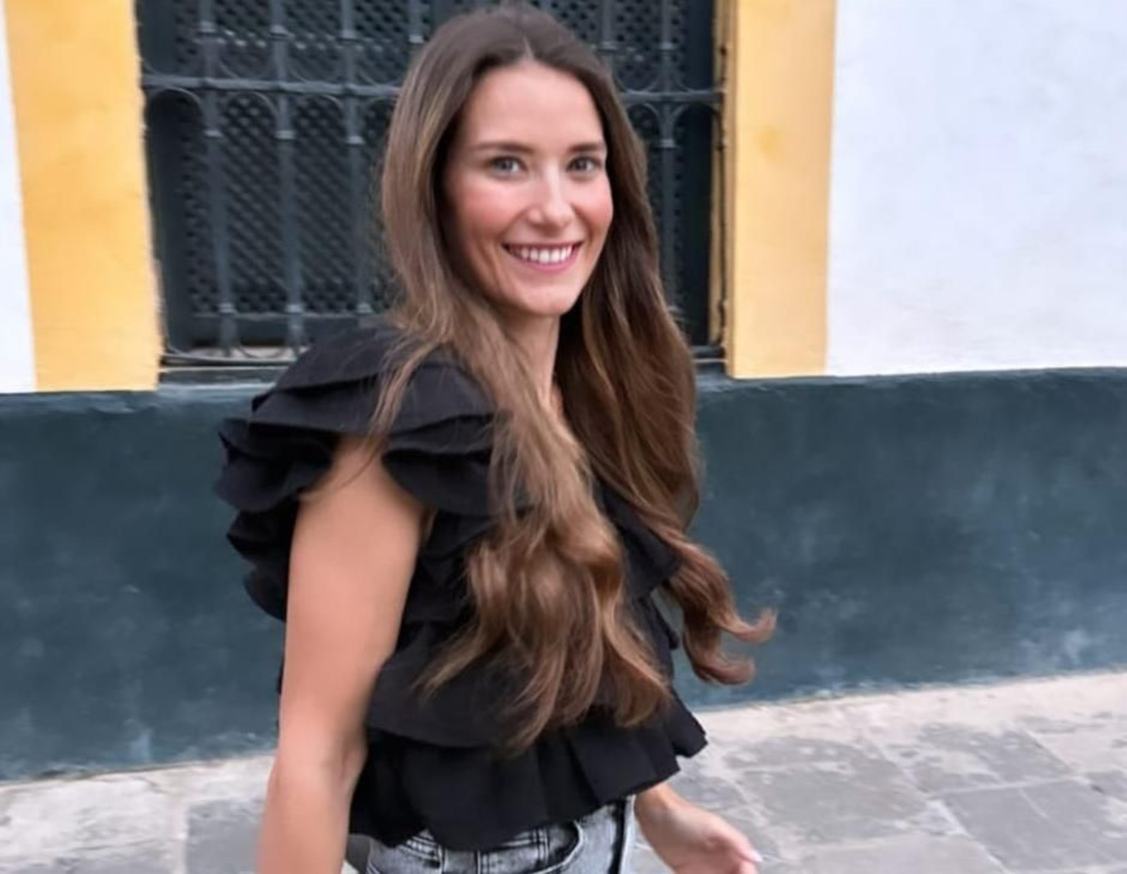 La influencer sevillana Bearuma con una de las camisetas con volantes que arrasan este verano.