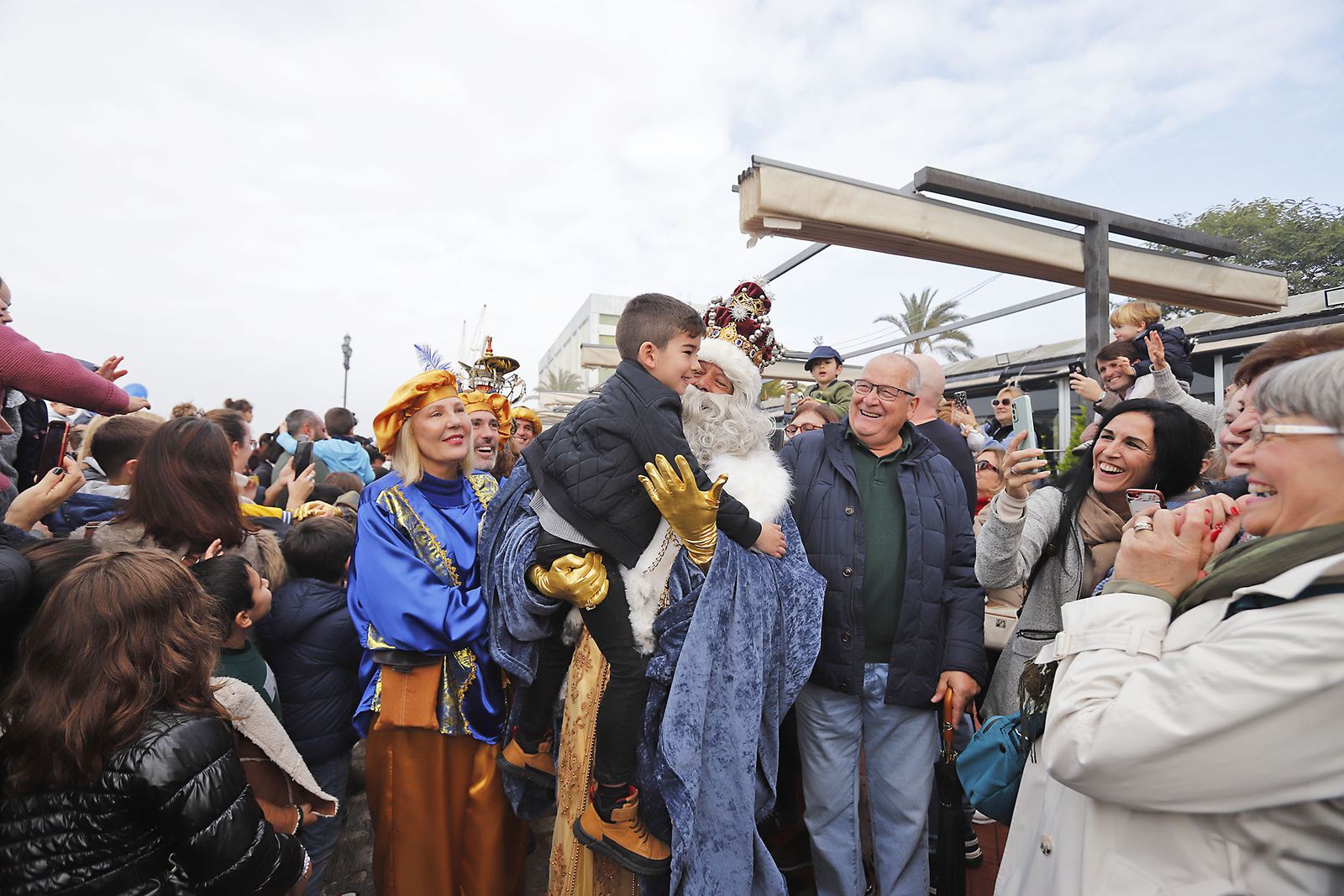 Imágenes de la mágica llegada de los Reyes Magos y la Estrella de la Ilusión a Huelva en barco