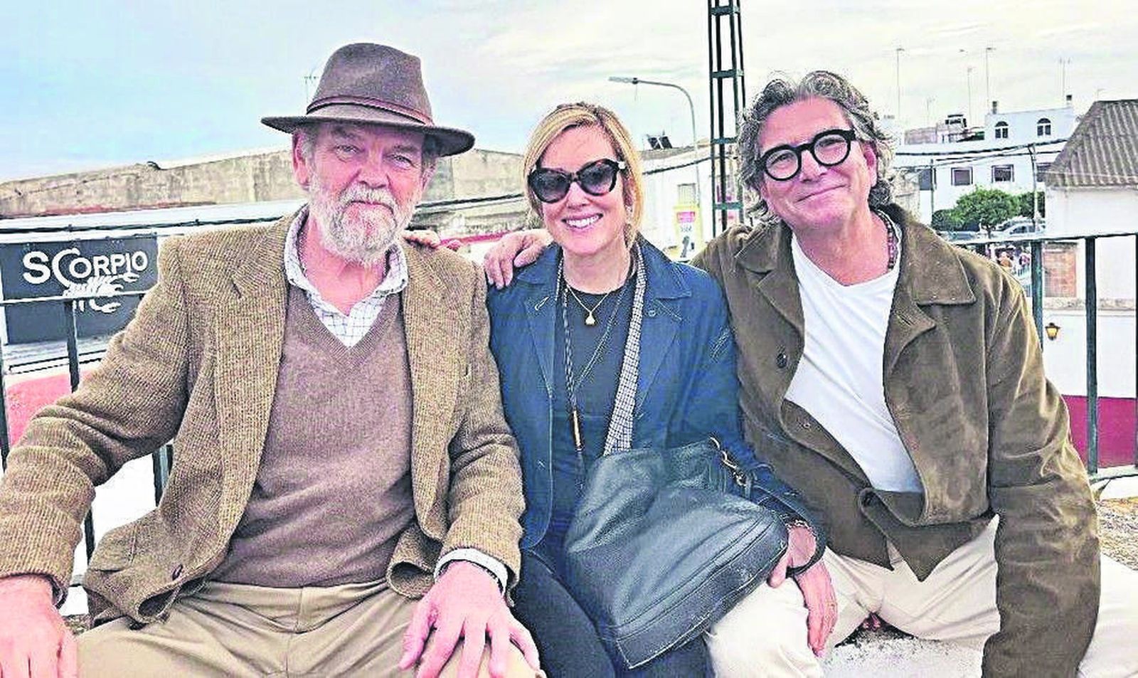 Juan Pemán Cubillo, con los canadienses Lisa y Macus Erga disfrutando del ambiente y el espectáculo.