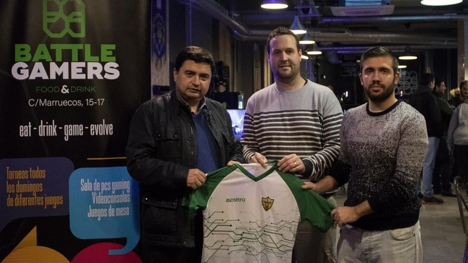 José García Román, junto a Rafael Villarrubia -de Battle Gamers-, y Jorge Romera, integrante del equipo.