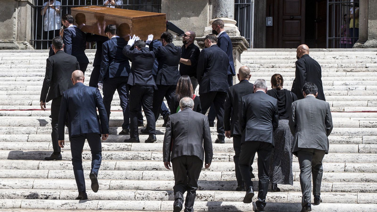 El féretro sube la escalinata de la basílica de Santa Maria in Aracoeli, desde la que se divisa toda Roma.