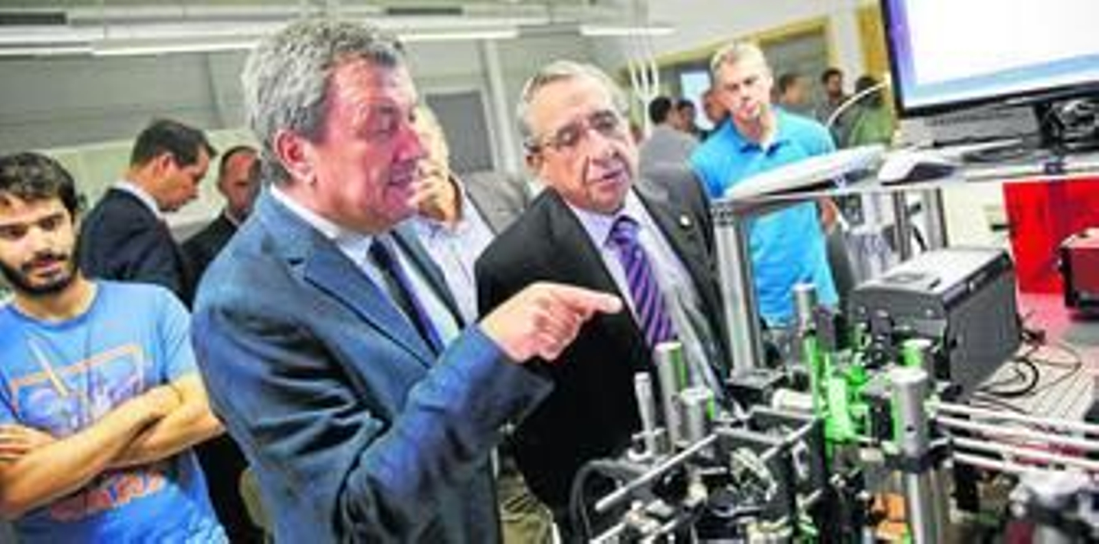 El catedrático Javier Laserna muestra al rector uno de los equipos para caracterización de materiales a distancia desarrollados en el laboratorio.