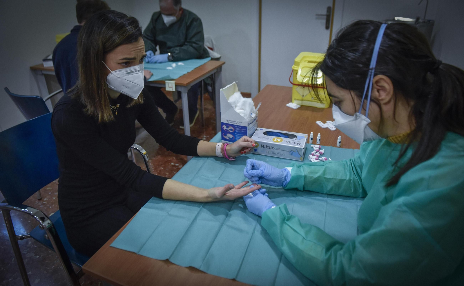 Una enfermera atiende a una paciente en un hospital sevillano.