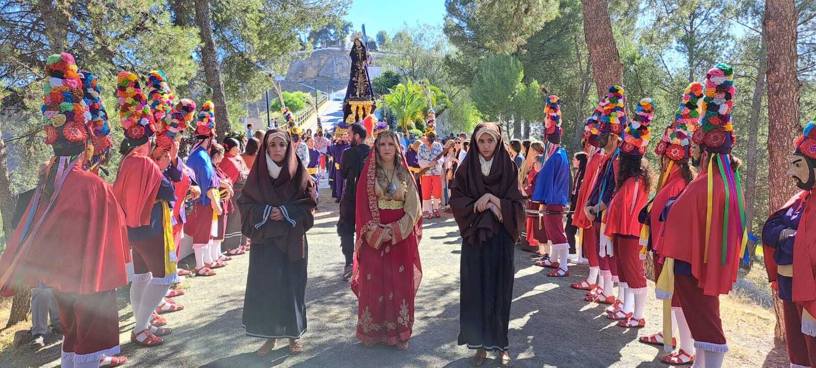 Viernes Santo en Iznájar: la procesión del Calvario, en imágenes