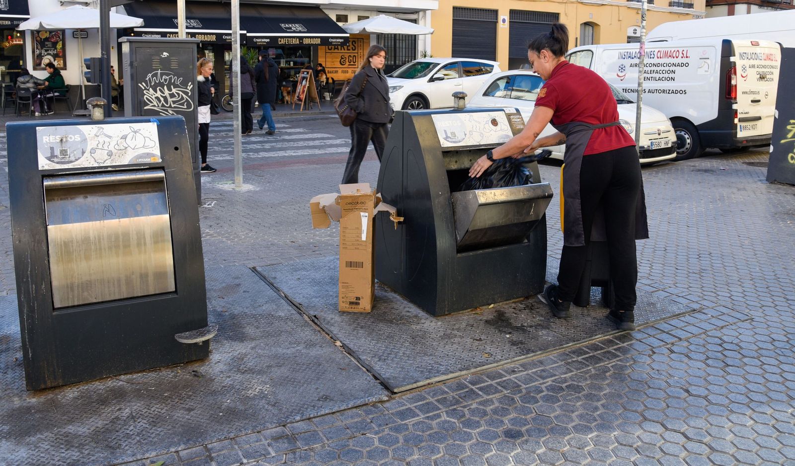 Contenedores de basura soterrados en el casco histórico de Sevilla