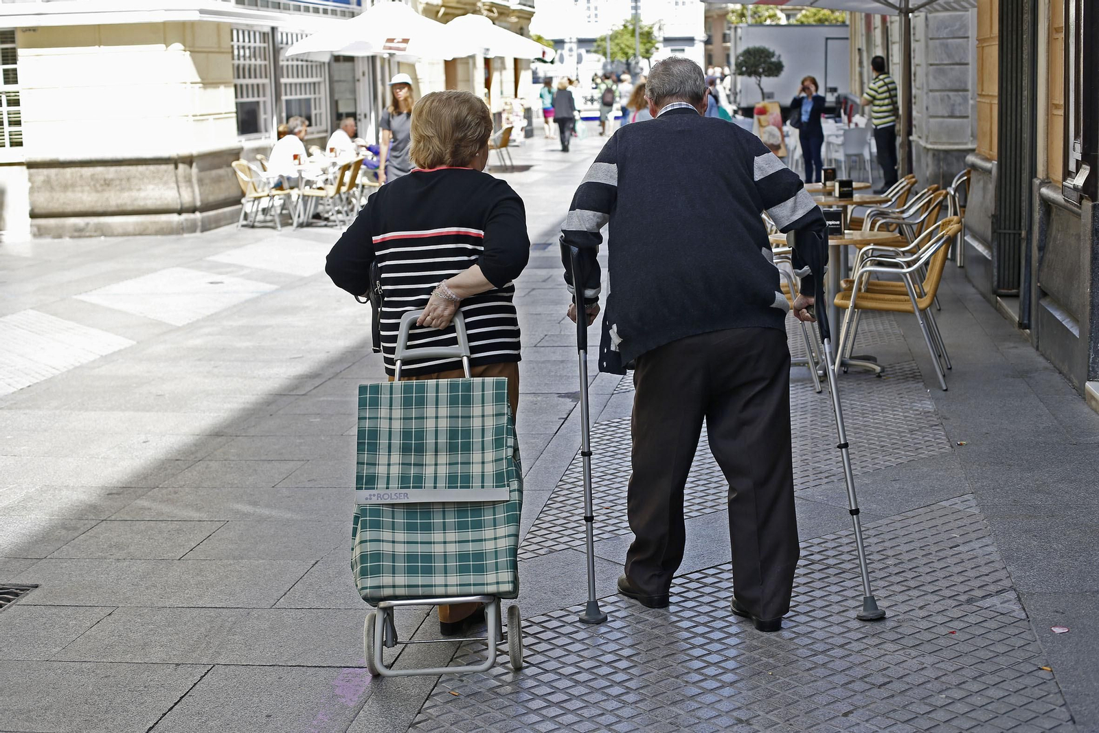 Los mayores son el mayor grupo de usuarios del servicio de ayuda a domicilio. En la imagen de archivo, dos personas de avanzada edad.