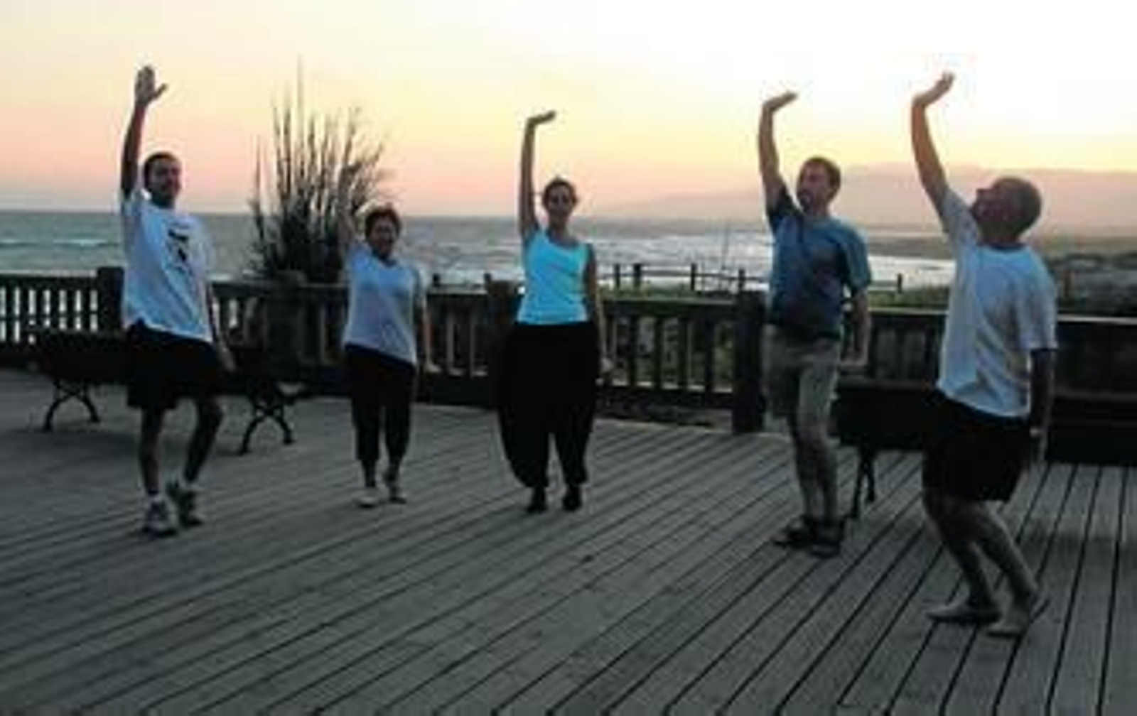Almudena Blasco (en el centro) en una clase de Chi Kung realizada al aire libre.