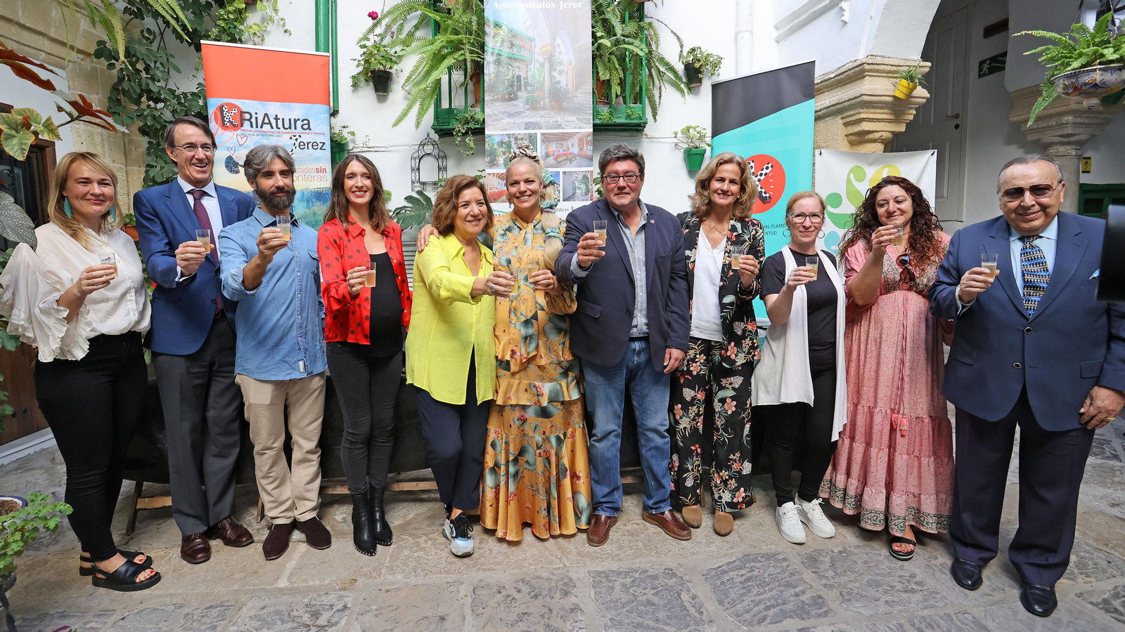 En el centro, Kirstine Hastrup, coordinadora de 'Kriatura';  Isamay Benavente, directora-gerente de Fundarte, posando tras la rueda de prensa con otros de los presentes como Mauricio González-Gordon, vicecónsul de Dinamarca en Jerez, Paco Cepero, 'Niño de la Fragua' y chiqui de Jerez.
