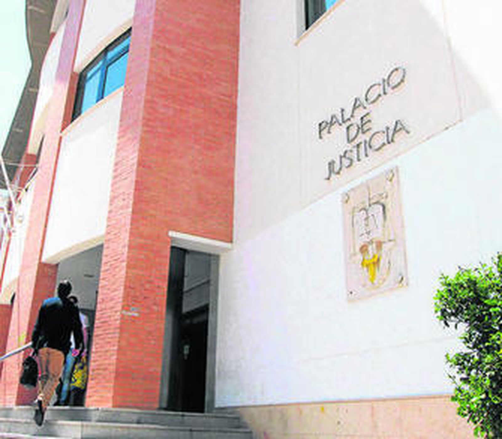 Vista de la fachada principal del Palacio de Justicia de la ciudad.
