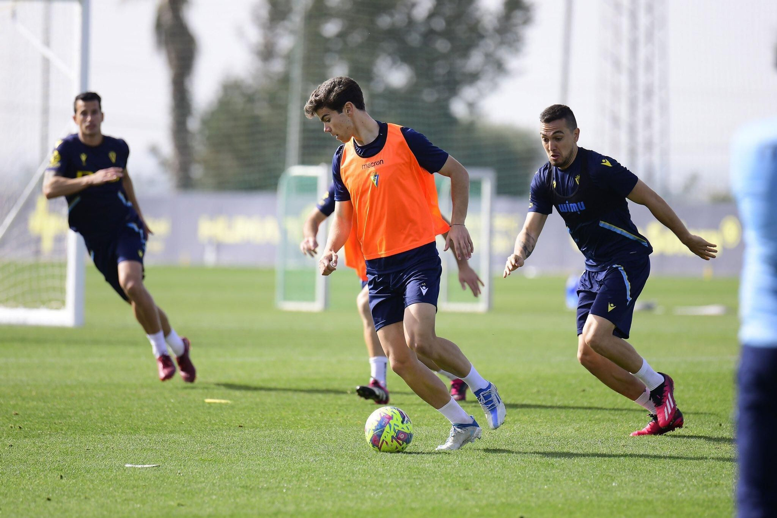 Rafa Llorente, con el balón en los pies mientras le sigue Escalante.