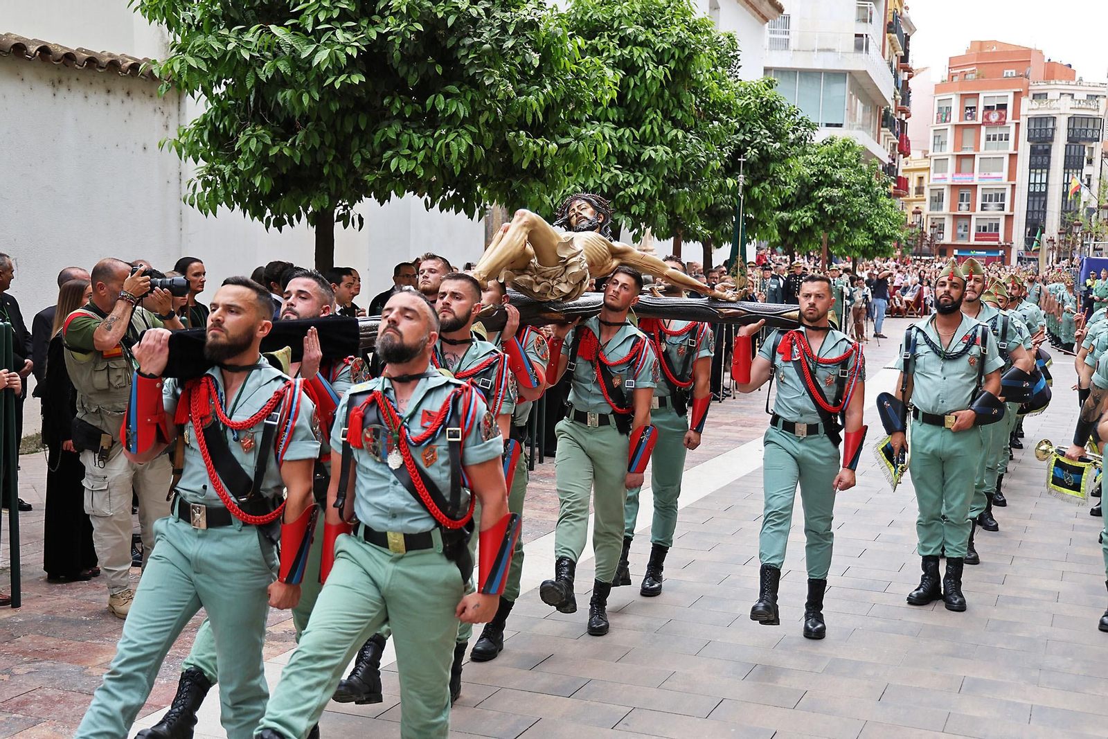 Las mejores imágenes del Sábado de Pasión en Huelva: La Legión con el Cristo de la Vera+Cruz