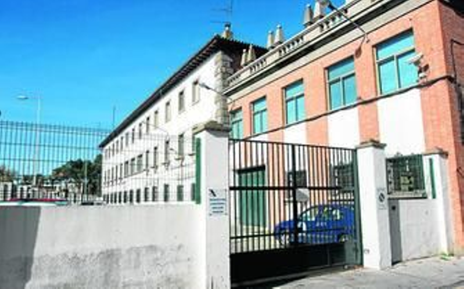 Puerta por la que accedieron los ladrones a las dependencias donde estaba almacenada la droga, en Nochevieja.