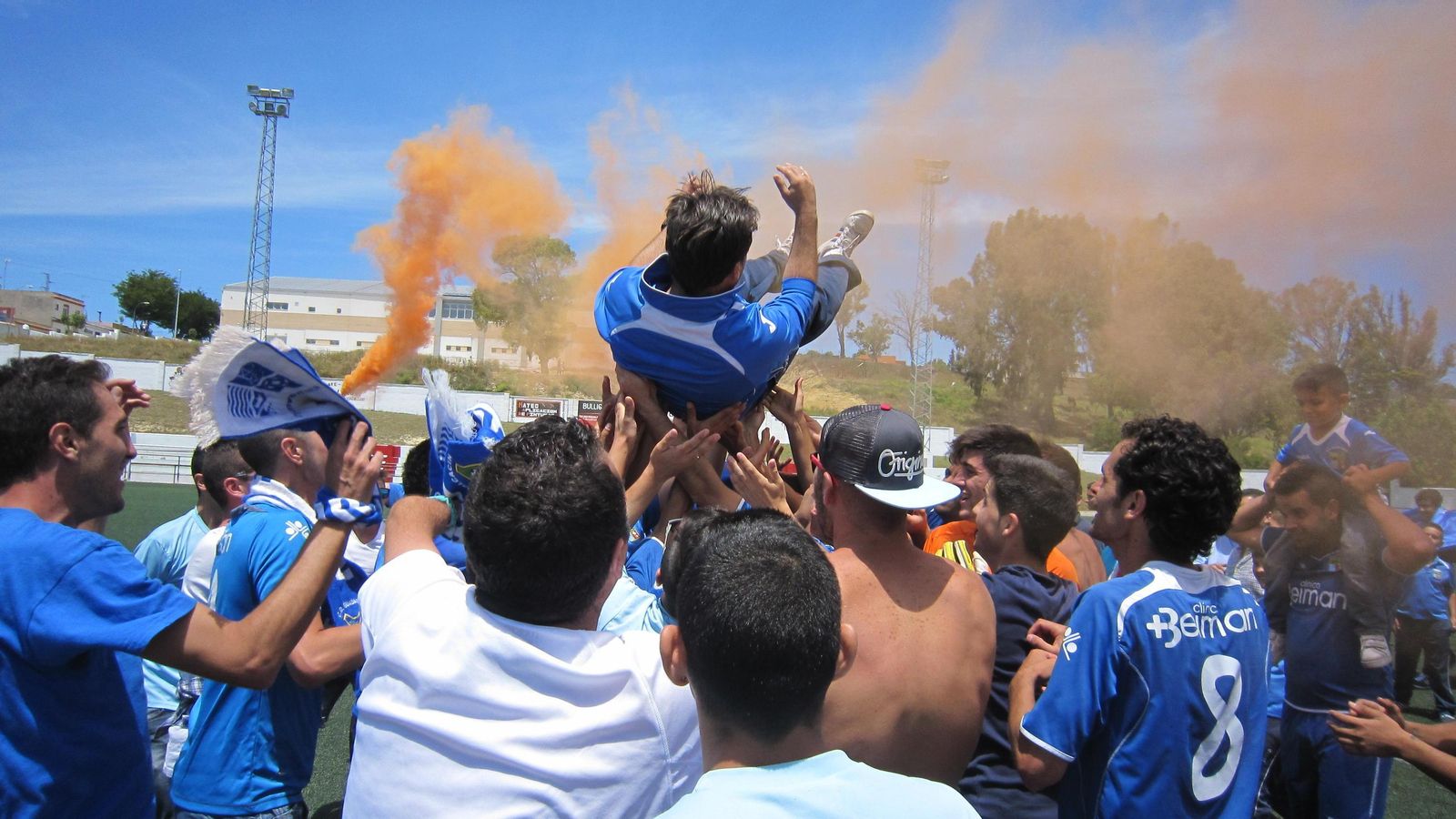 Los jugadores mantean a Ismael Pérez. Los jugadores mantean a Ismael Pérez.