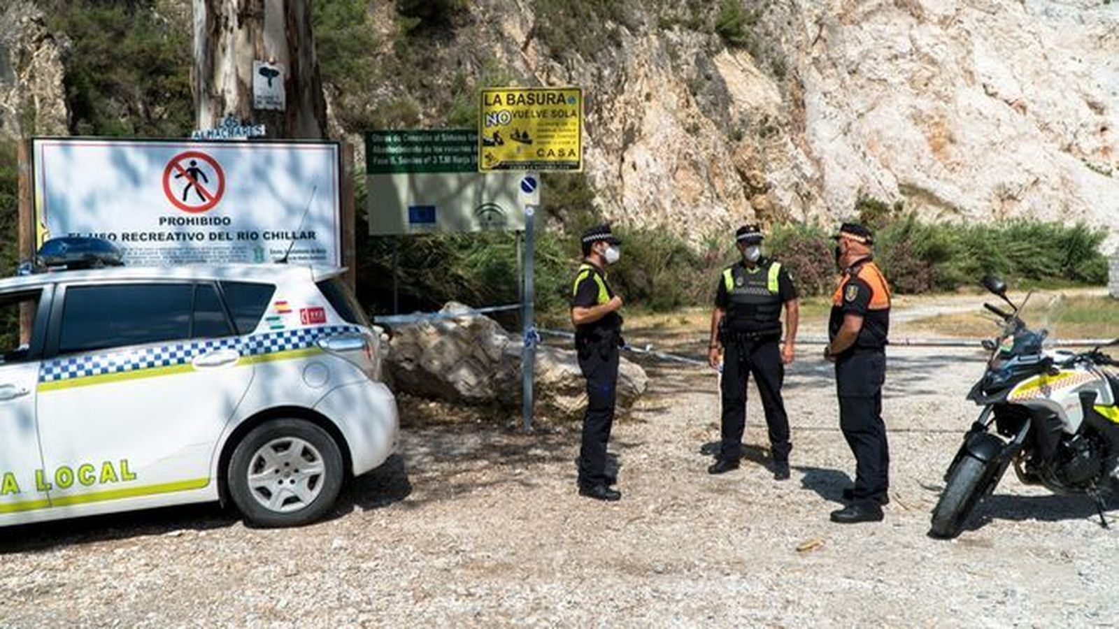 Efectivos de Protección Civil y de la Policía Local de Nerja en uno de los accesos al cauce.