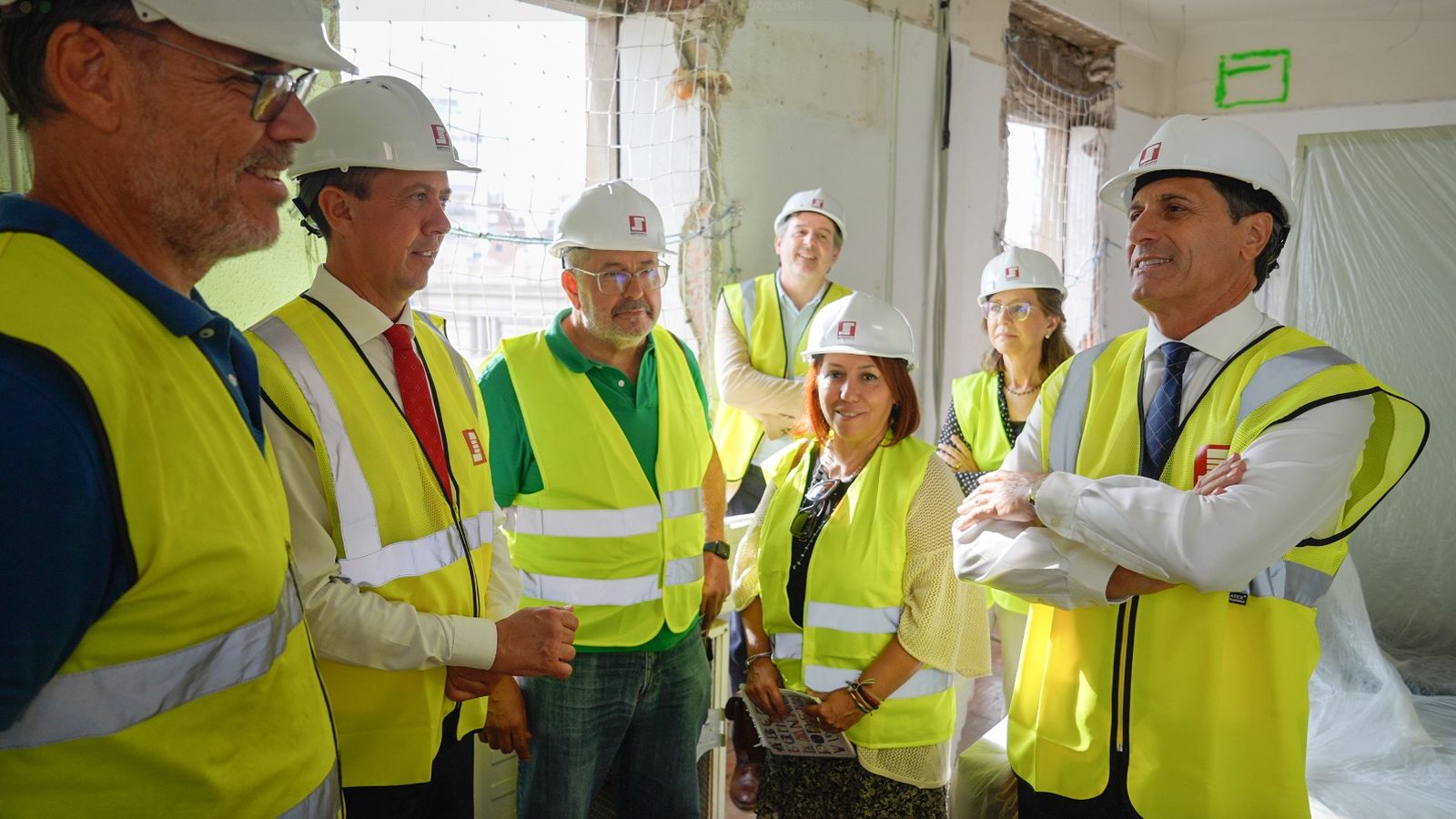 Los responsables sindicales de UGT y CCOO acompañaron al delegado en su visita