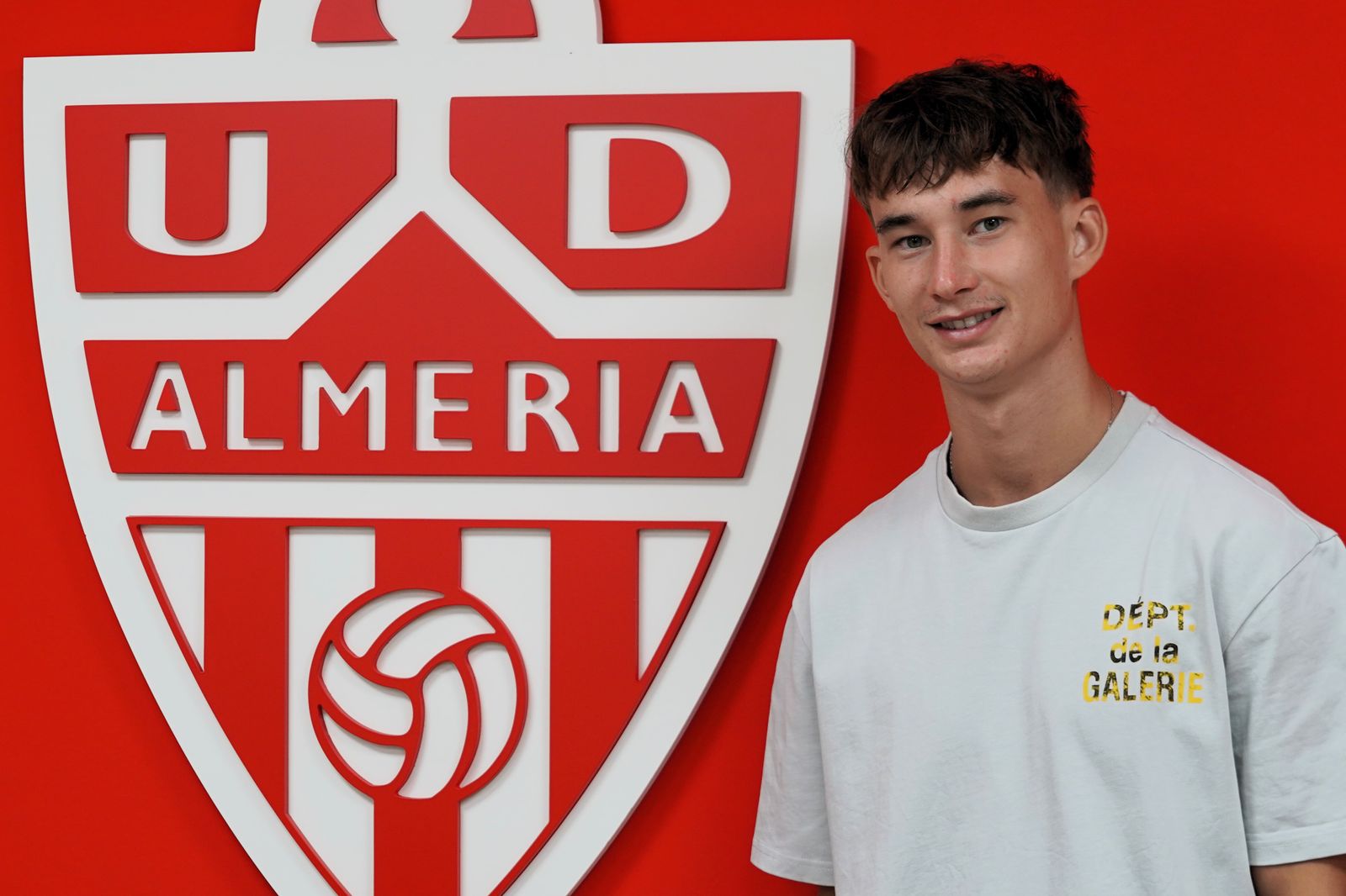 Sviderski posa con el escudo del Almería