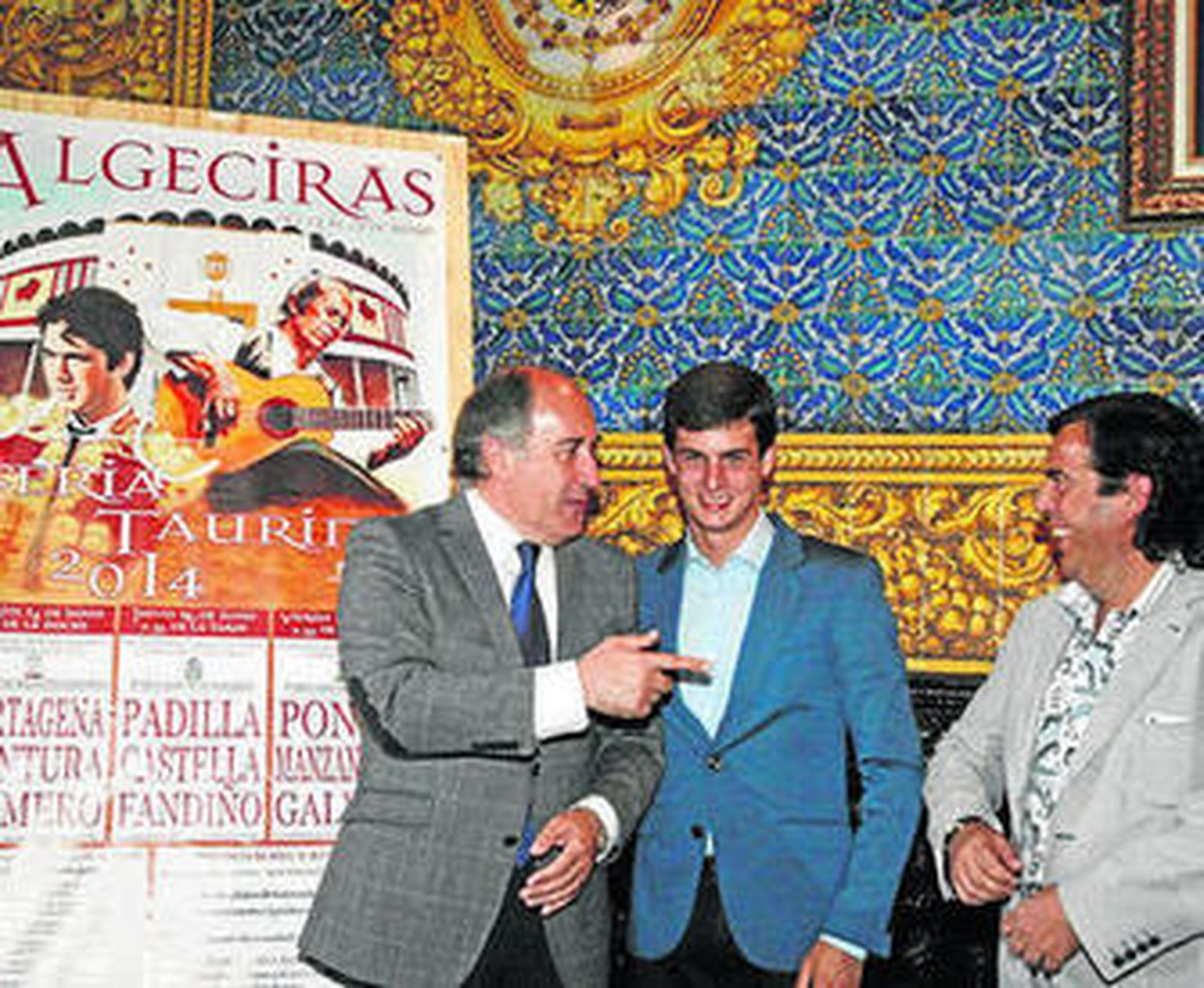 El alcalde de Algeciras, David Galván y Curro Mateo, ante el cartel.