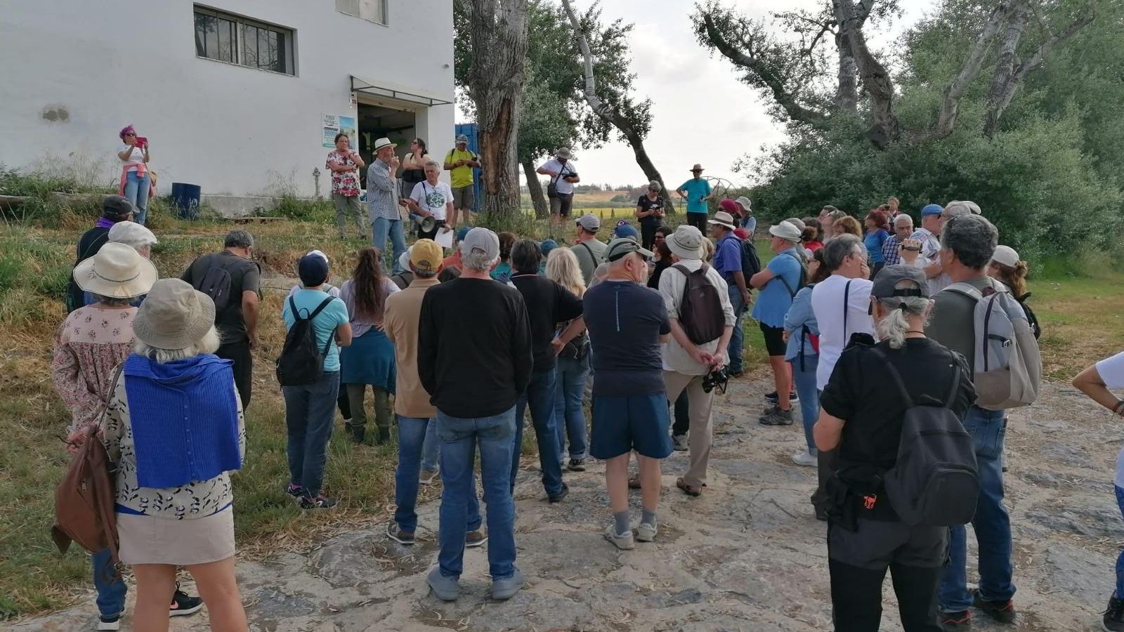 Los participantes, atentos a las explicaciones sobre el recorrido.