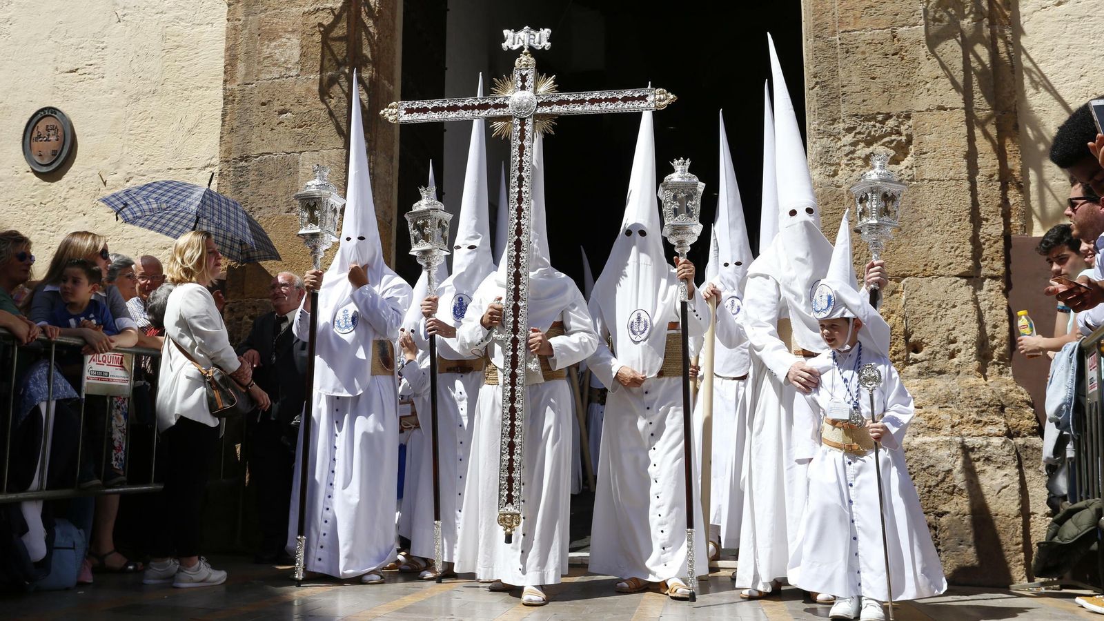 La salida de la Hermandad de la Candelaria bajo el sol del Martes Santo