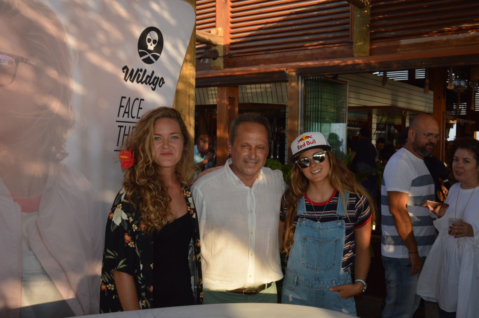 Inma Vegas, el empresario José Amaya y la campeona mundial de Kitesurf, Gisela Pulido.
