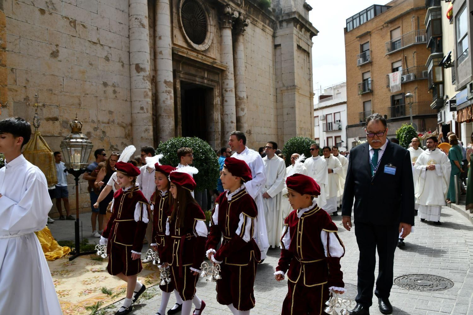 El Santísimo Sacramento llena de esperanza el corazón de los fieles jiennenses, en imágenes