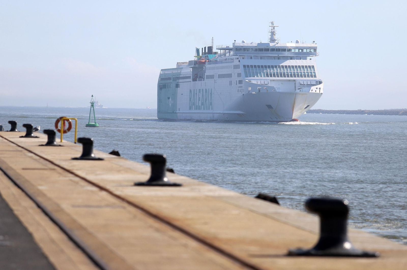 Imágenes de la llegada de un buque de Baleària al Puerto de Huelva