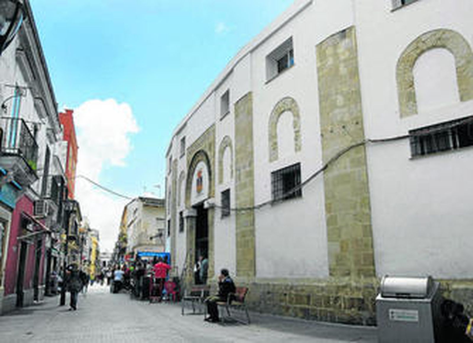 Los guardas de seguridad de la empresa concesionaria  privada Prosetecnisa ya han dejado de prestar servicio en la plaza de Abastos .