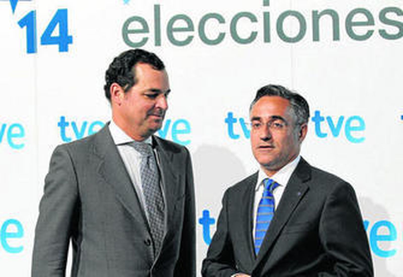 Leopoldo González-Echenique (izqda.) con el candidato Ramón Tremosa en el debate de las elecciones europeas.