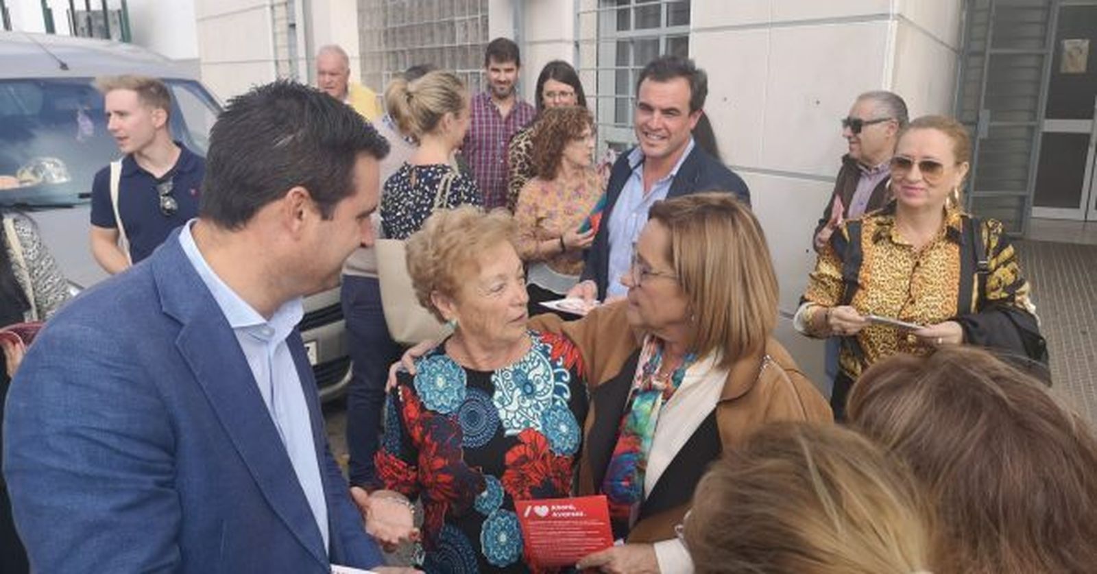 María Luisa Faneca y Amaro Huelva conversan con una mujer en las calles de Bollullos.