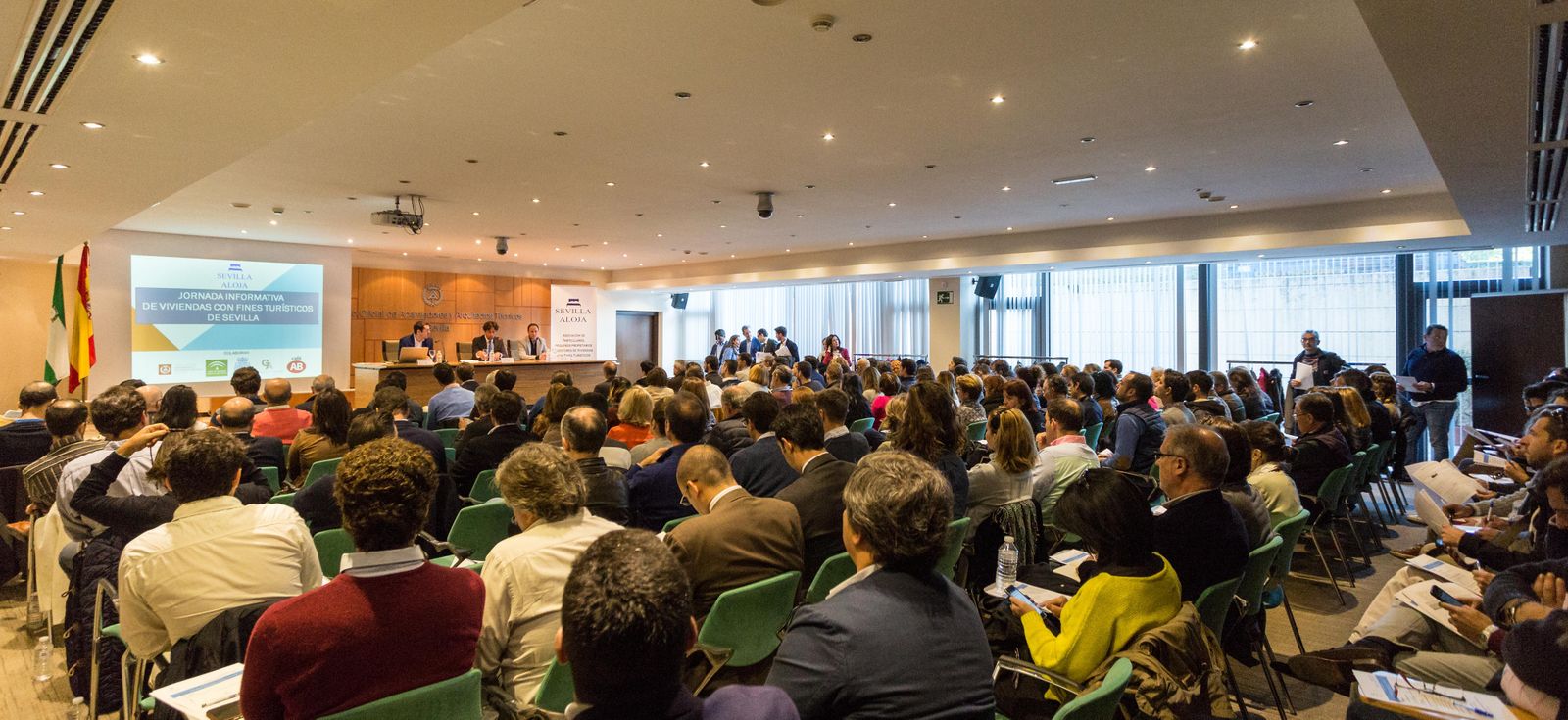 Los asistentes a la jornada informativa celebrada por Sevilla Aloja para darse a conocer.