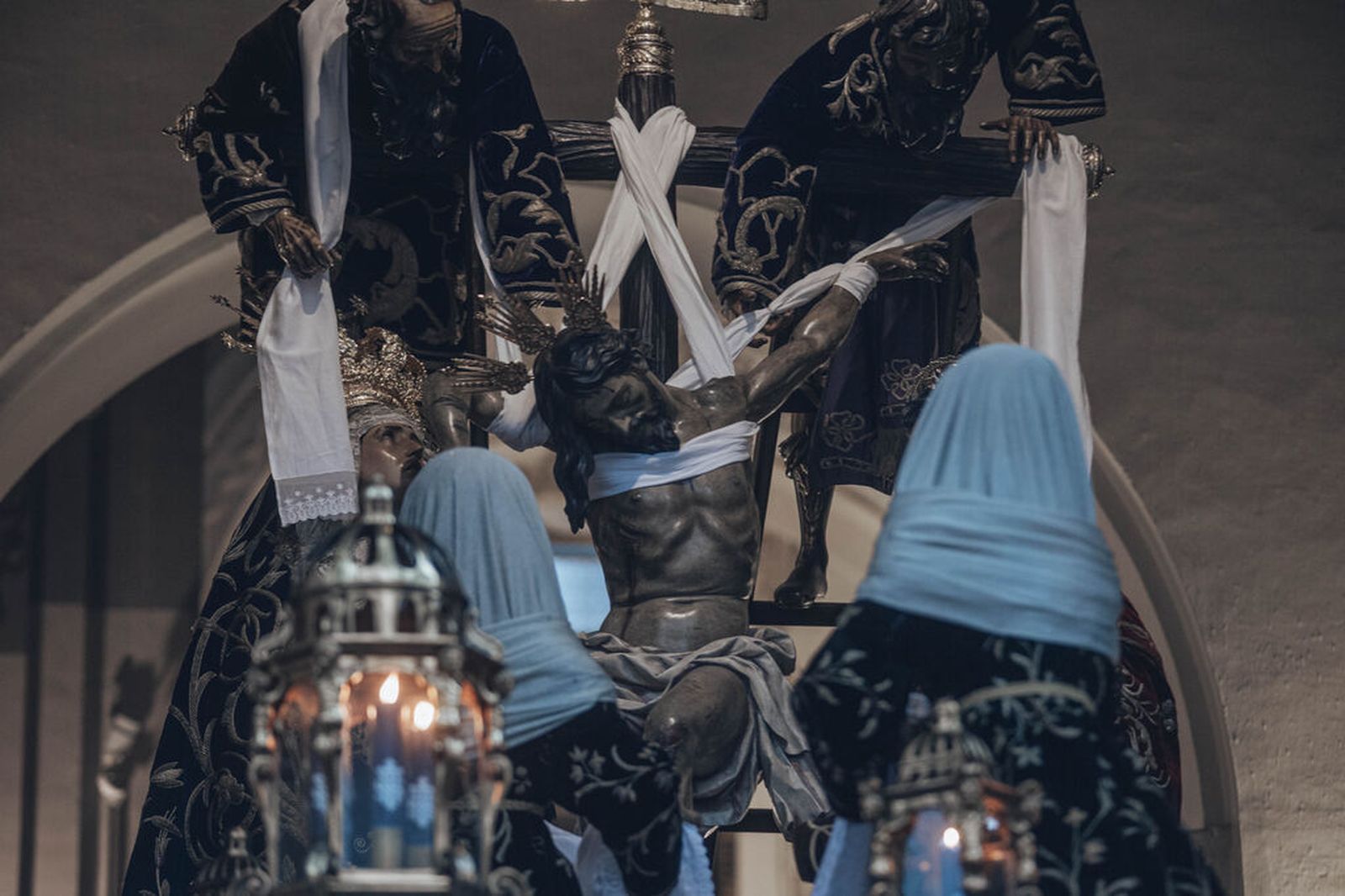 Las imágenes secundarias del paso de misterio se atribuyen a Pedro Roldán