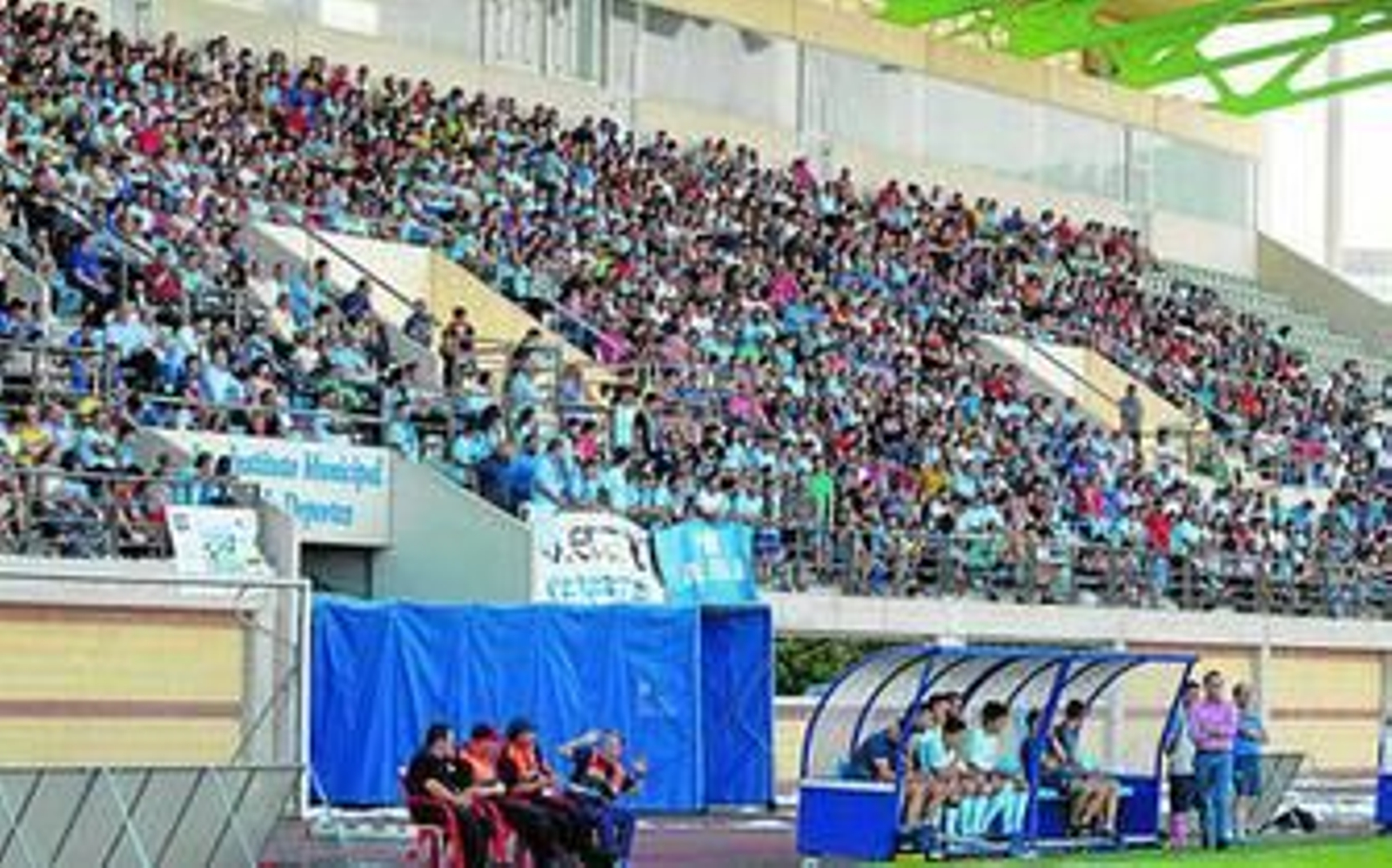 Así lucía la grada de Santo Domingo durante uno de los partidos del play off de ascenso a Segunda B.