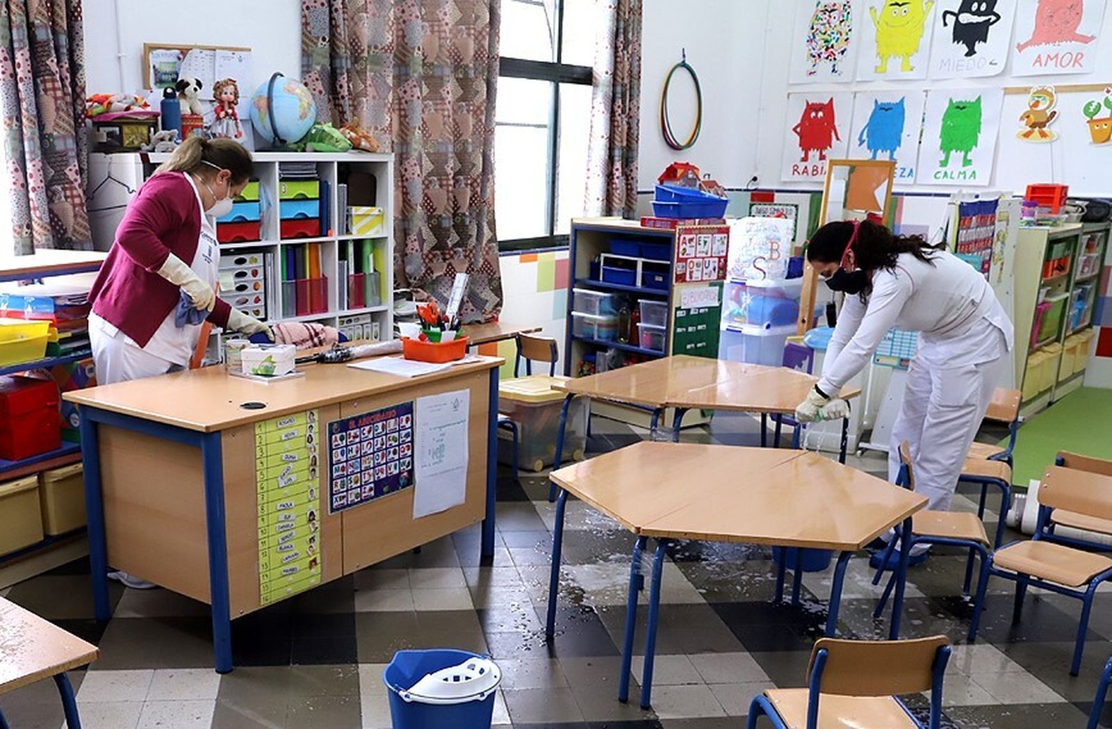 Dos trabajadoras en uno de los colegios públicos durante las tareas de limpieza