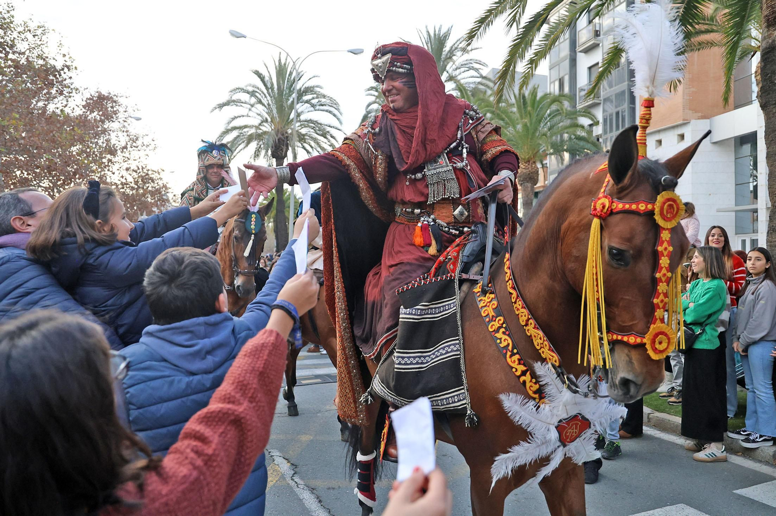 Imágenes del Heraldo Real anunciando la llegada de los Reyes Magos a Huelva
