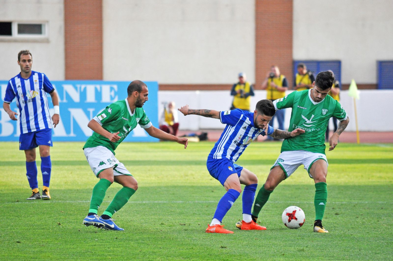 Antonio Domínguez se zafa de dos rivales en el encuentro de la primera vuelta contra el Villanovense en el Romero Cuerda de Villanueva de la Serena.