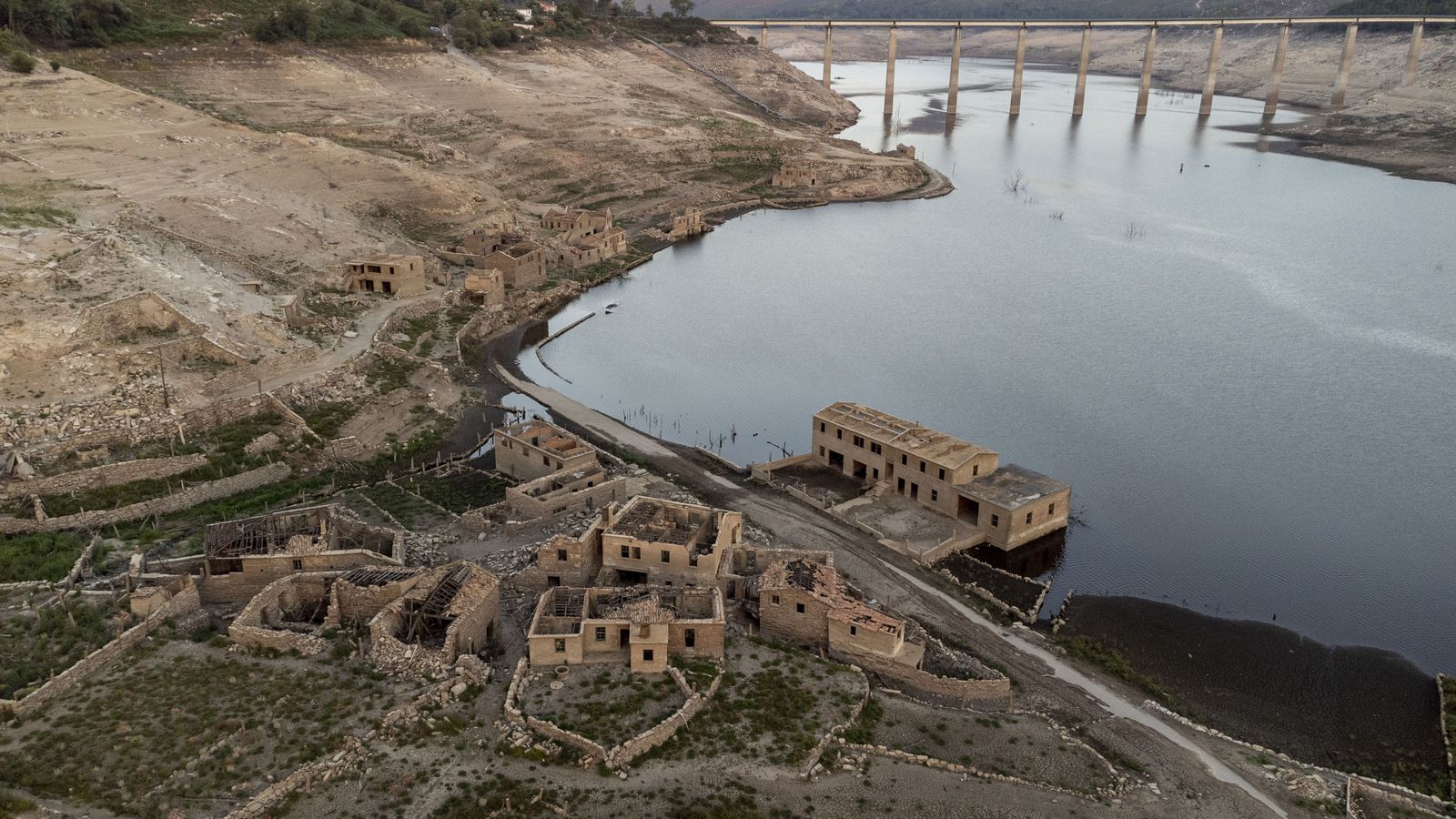 Imagen tomada con un dron que muestra el antiguo pueblo de Aceredo, en Lobios (Ourense), que quedó sepultado en los 90 por embalse de Lindoso y ha vuelto a emerger debido a la sequía.