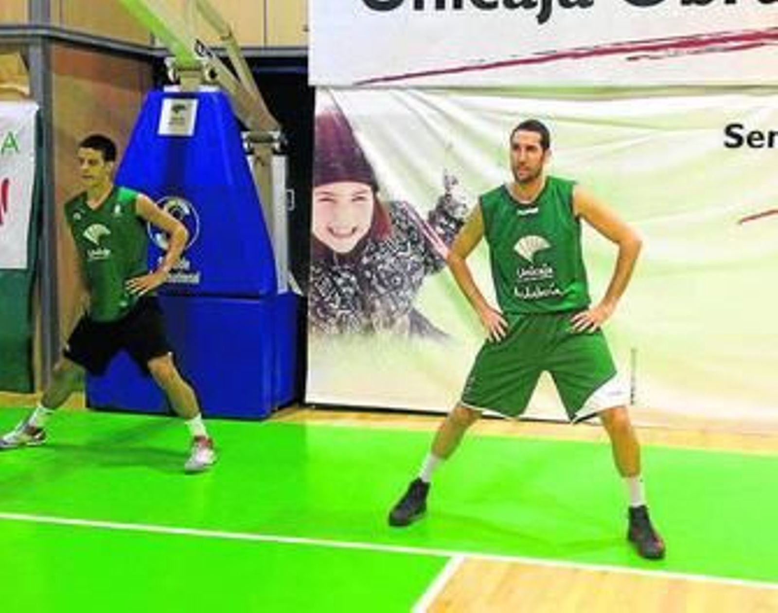 Sergi Vidal estira al lado de Luis Conde en Los Guindos.