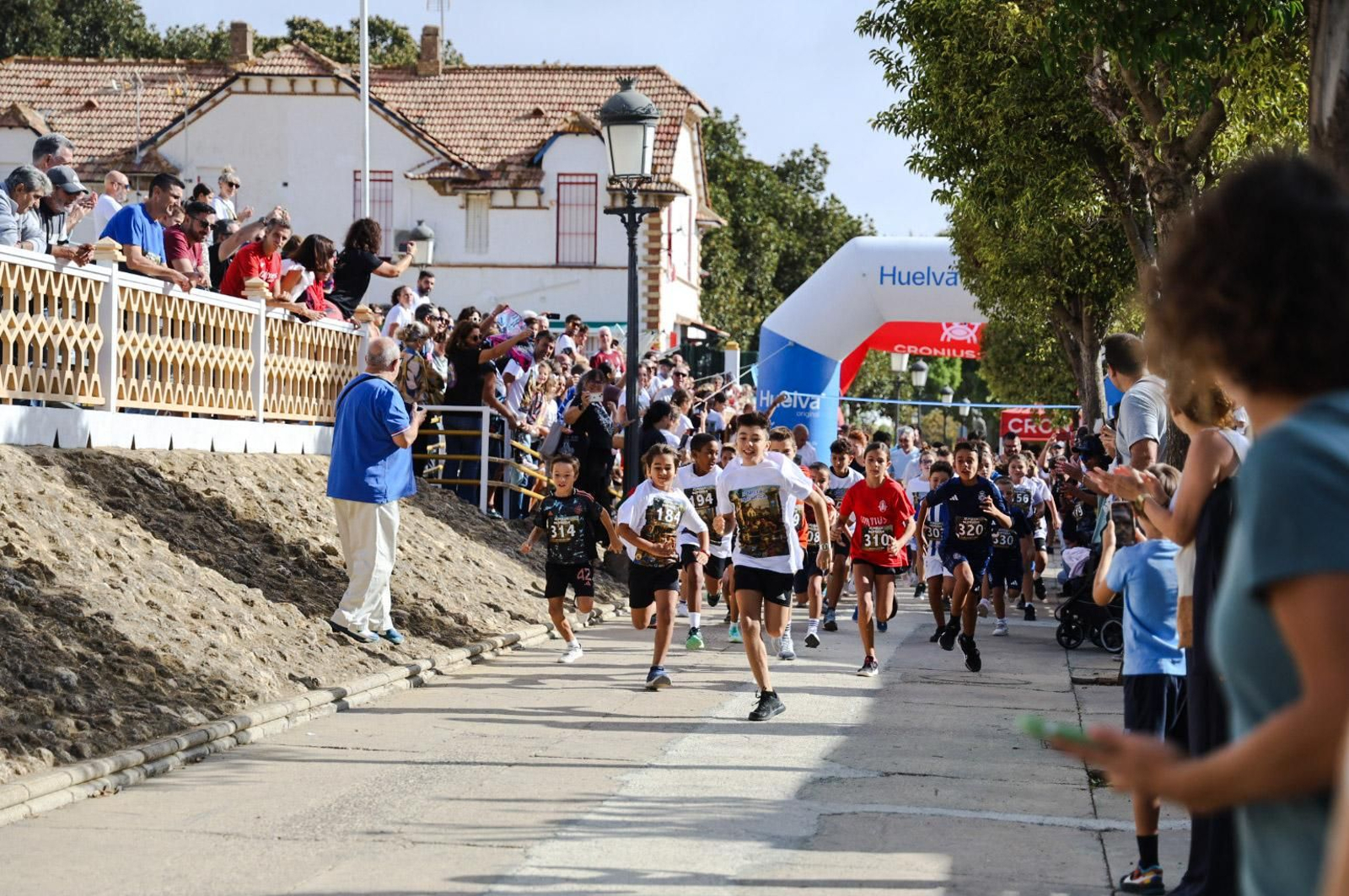 Imágenes de la 'II Milla Británica' en el Barrio Obrero con motivo de la Feria del Legado Británico