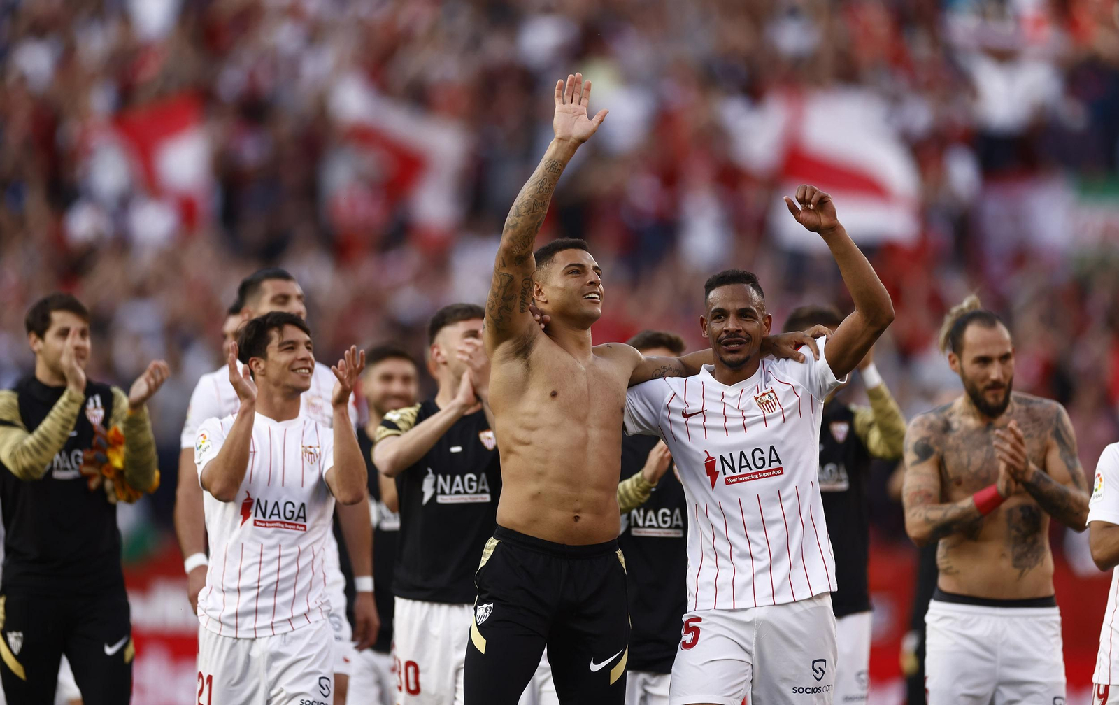 Diego Carlos saluda a la afición tras el triunfo en el derbi liguero, el día que se metió en el bolsillo al sevillismo definitivamente al jugar lesionado.