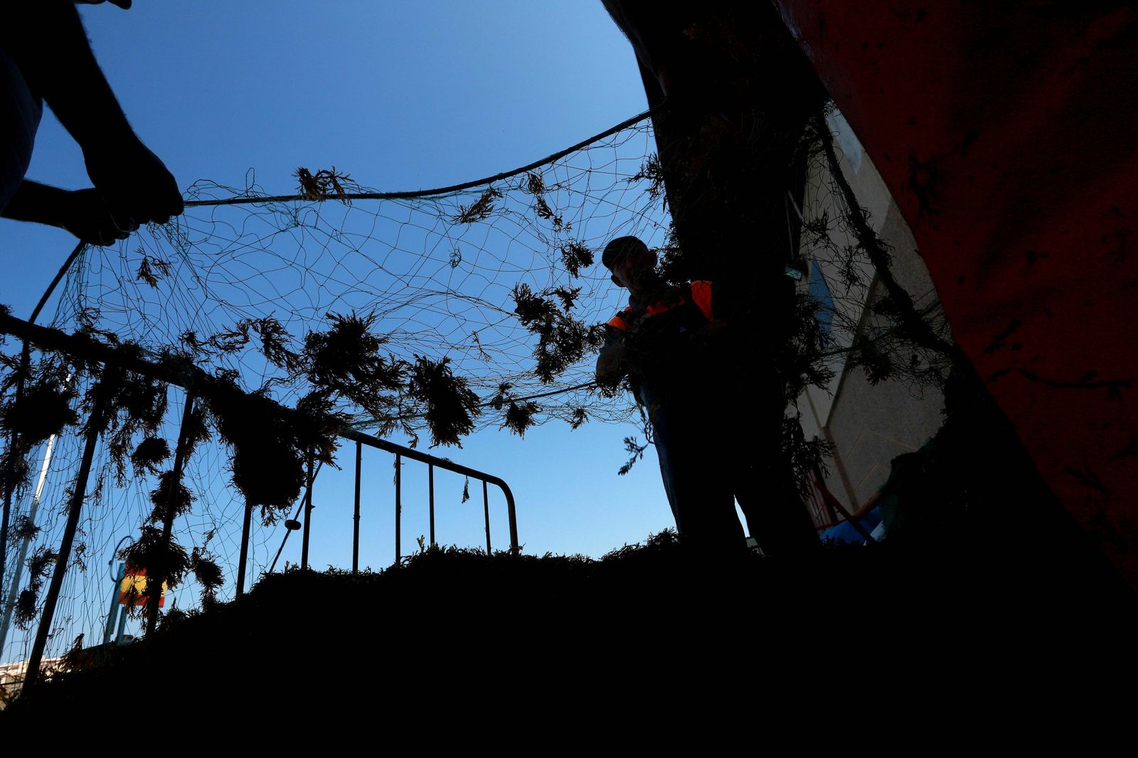 Artes pesqueras llenas de algas invasoras en un barco que faena en el Estrecho.