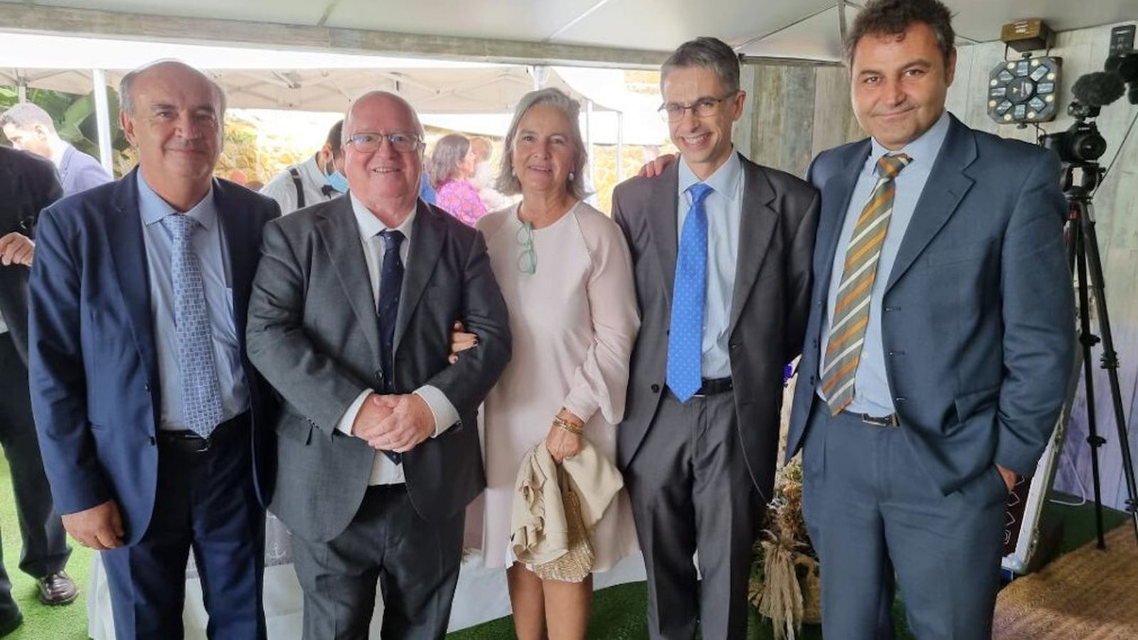 Miguel Irribarren, Carlos Medina, Isabel Deza, Javier del Campo y Luis Moro, durante el cóctel.