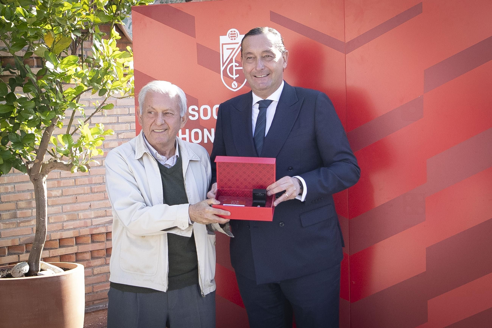 La entrega de insignias del Granada a sus abonados, en imágenes