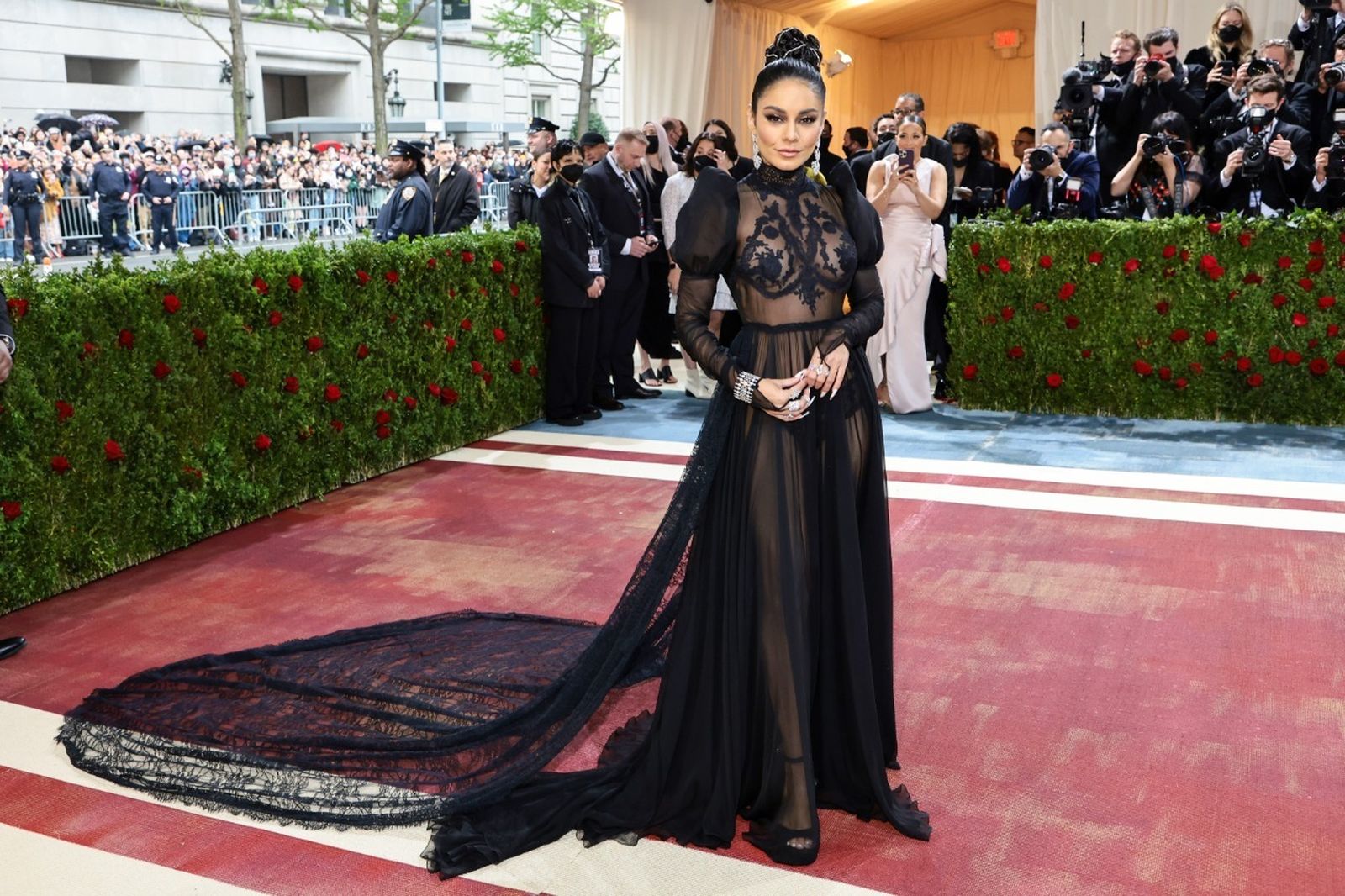 La actriz Vanessa Hudgens, negro transparente, de Moschino.