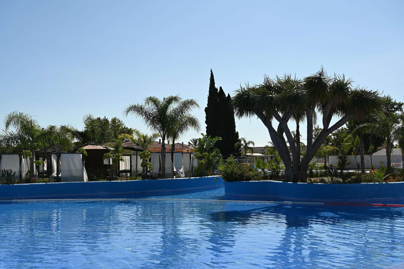 Apertura de piscinas en Arena Village