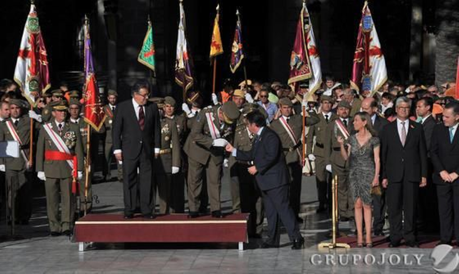 Las imágenes de la jura de bandera y el desfile militar del Día de San Fernando
