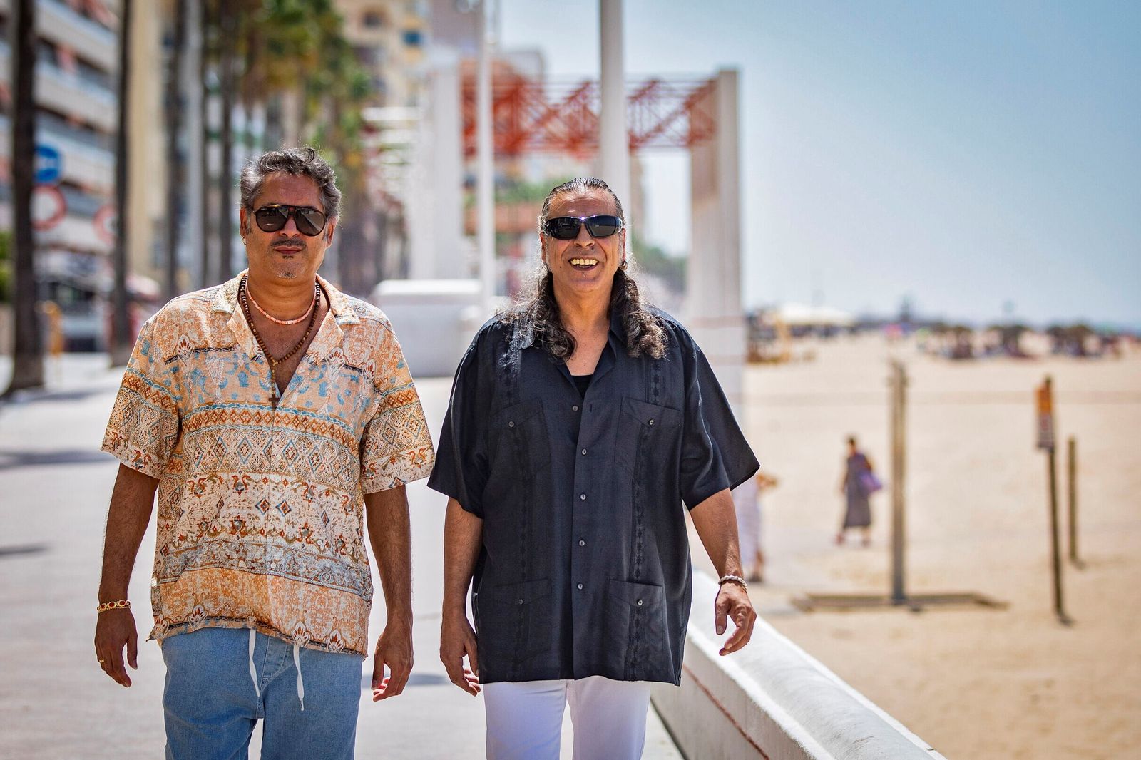 Curro Carrasco e Ildefonso de los Reyes 'Pelé', en la playa de la Victoria de Cádiz.
