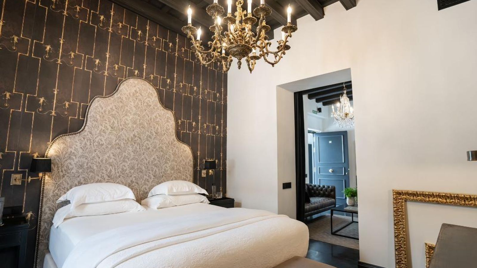 Este dormitorio combina tapicería de la firma Etro del cabecero con el papel de la firma Andrew Martin.