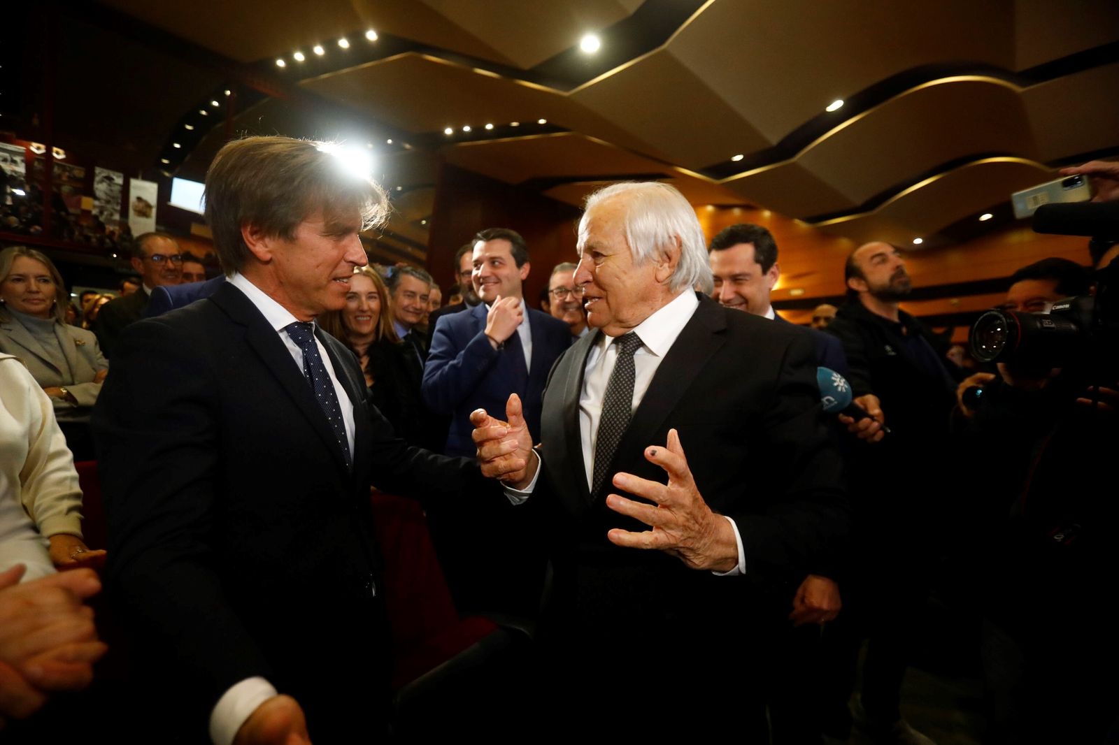 Manuel Benítez ‘El Cordobés’ conversa con su hijo Manuel Díaz ‘El Cordobés’.