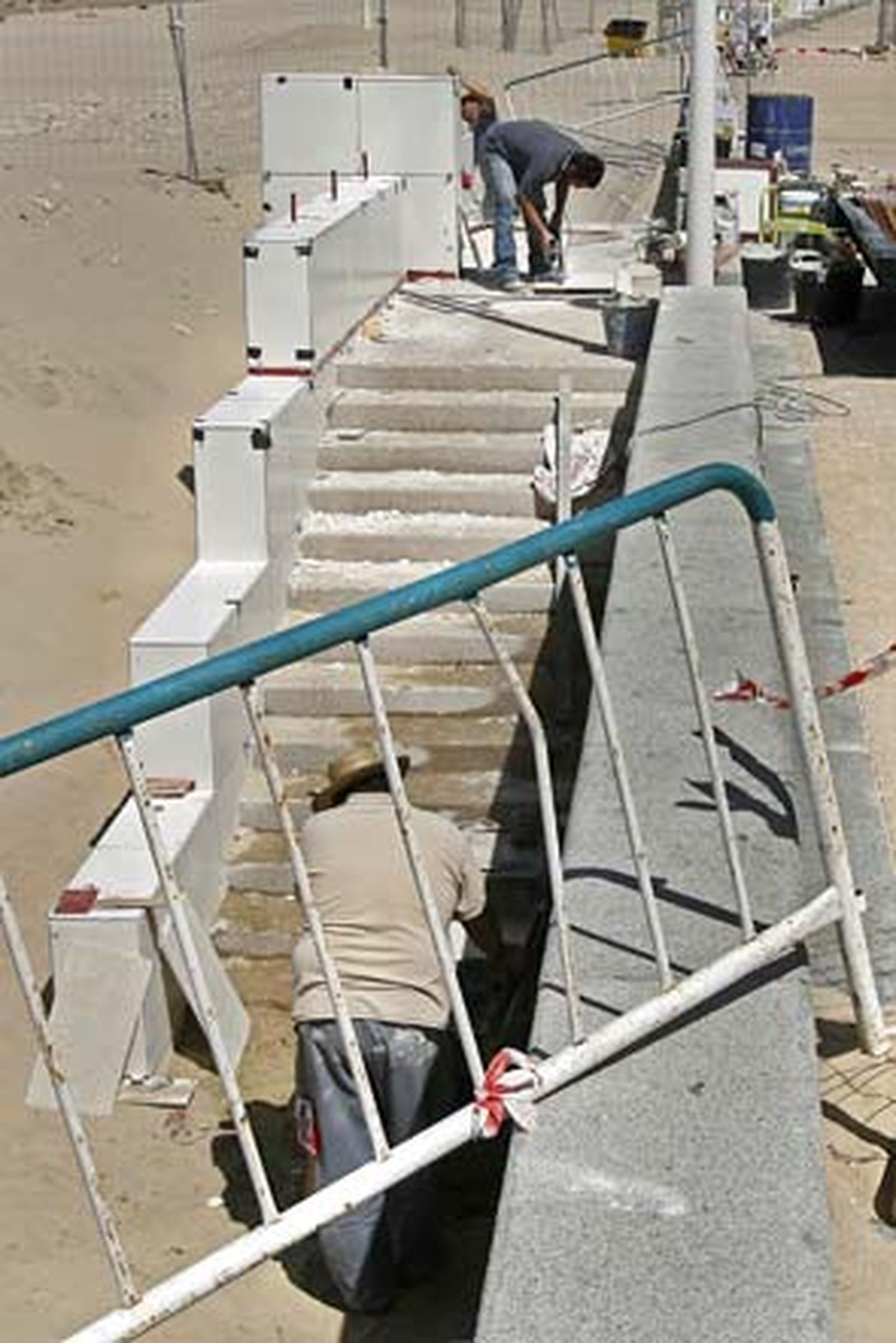 Decenas de operarios se afanan estos días por dejar la zona estrella del verano gaditano en perfecto estado./Joaquín Pino

Foto: Joaquin Pino
