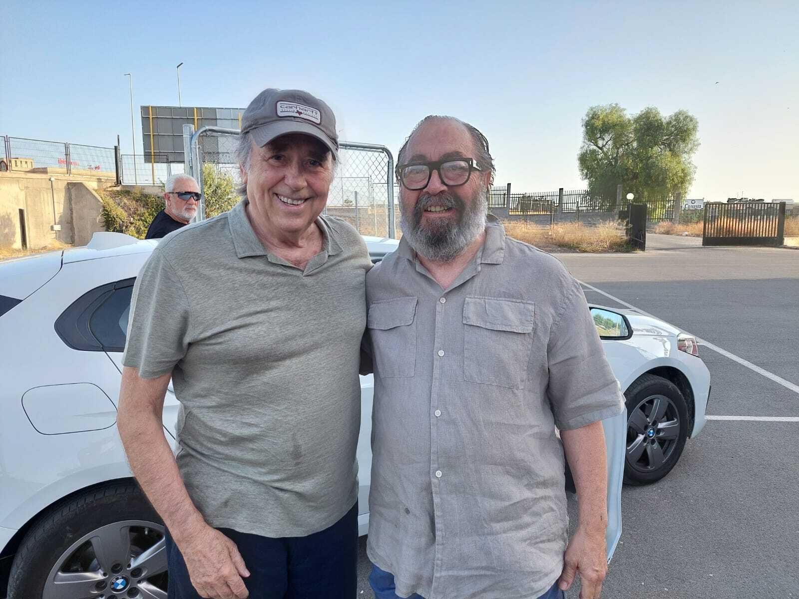 Jesús Moreno Aparicio, junto a al cantante Joan Manuel Serrat en una imagen de julio del año pasado